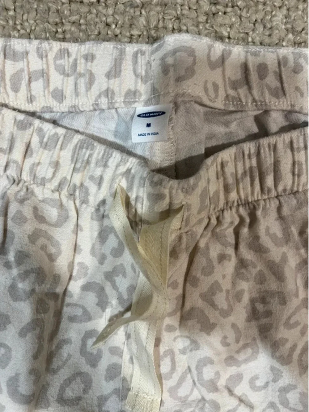 Old Navy woman girl pajama pants M sleepwear white cheetah print